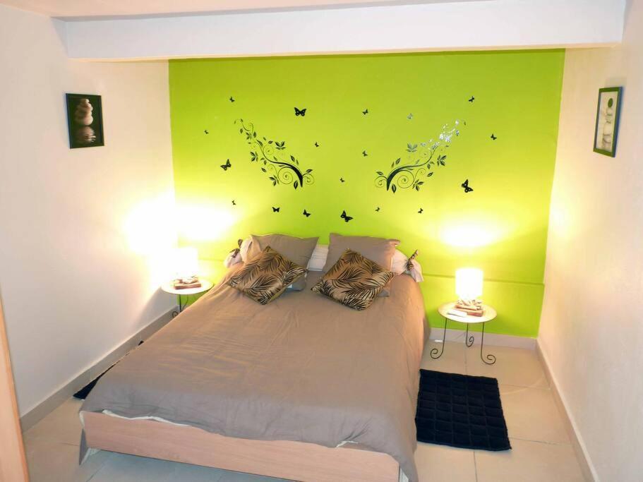 Logement Dans Un Lieu Calme Et Verdoyant A Proximite De Tout Avec Jacuzzi!!! Basse-Terre Extérieur photo